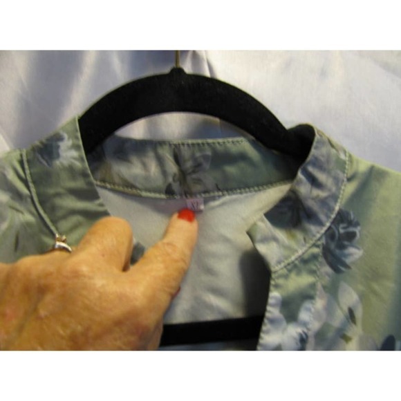 Amazon top, size XL, spring green floral sleeveless collar Button front. - Picture 7 of 9
